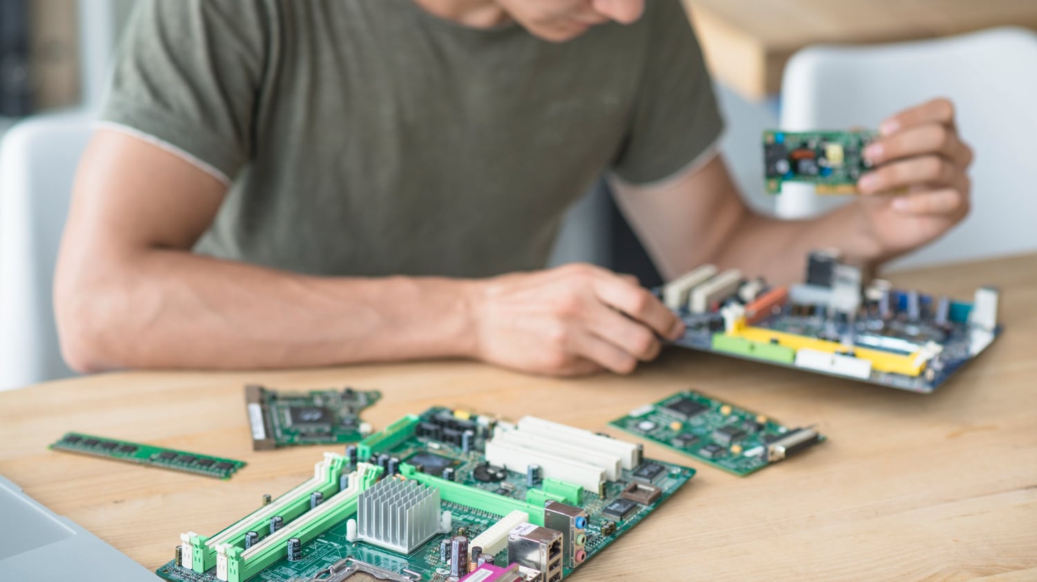 Debido a la alta exigencia que requiere la Inteligencia Artificial, cada uno de sus servidores requiere cantidades masivas de RAM, lo que acapara la oferta del mercado