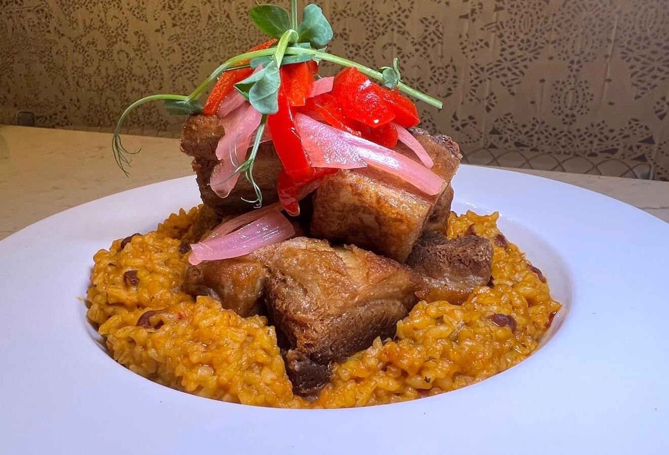 Pork belly, marinado antes de freírse y servido con un risotto de habichuelas guisadas al estilo de las abuelas. Foto Lynet Santiago Túa