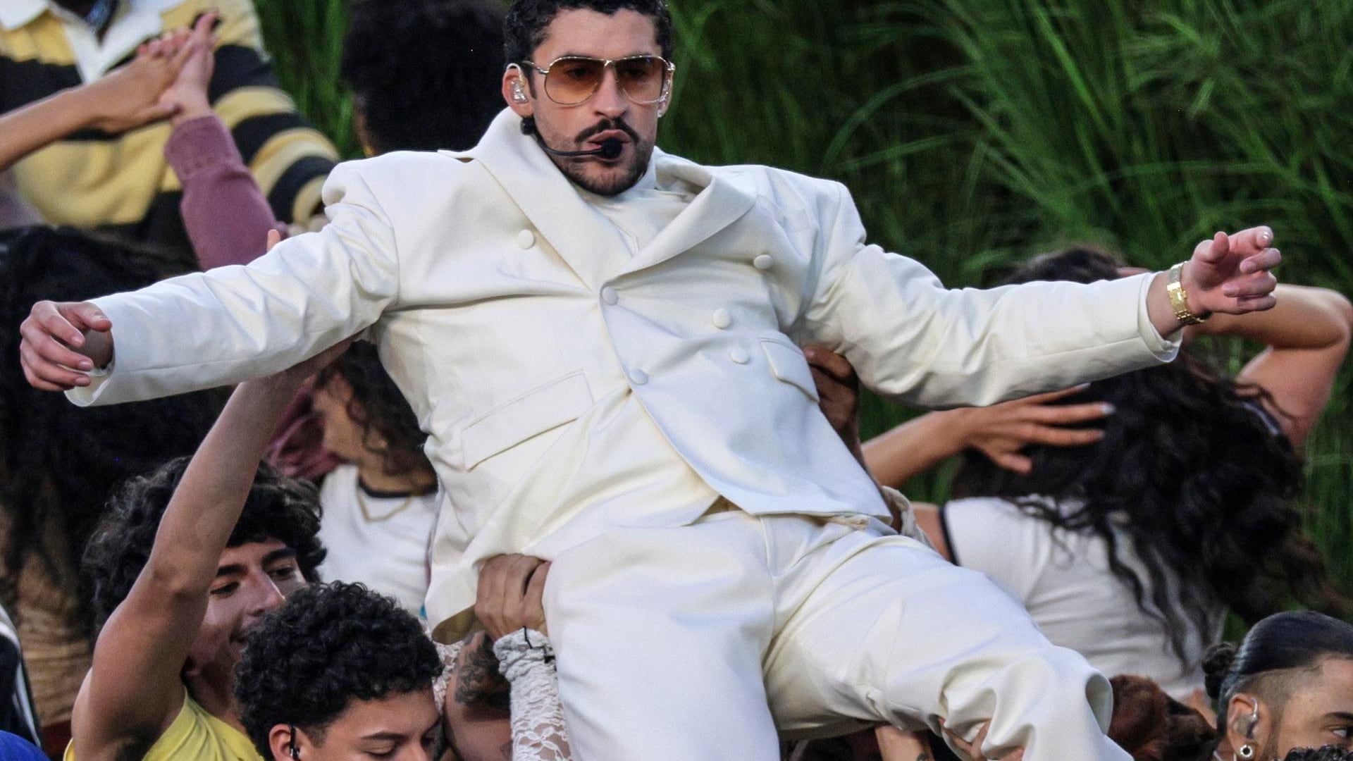 Bad Bunny (c) se presenta durante el espectáculo de medio tiempo del Super Bowl LX de Apple Music en el Levi's Stadium en Santa Clara, California. EFE/EPA/CHRIS TORRES