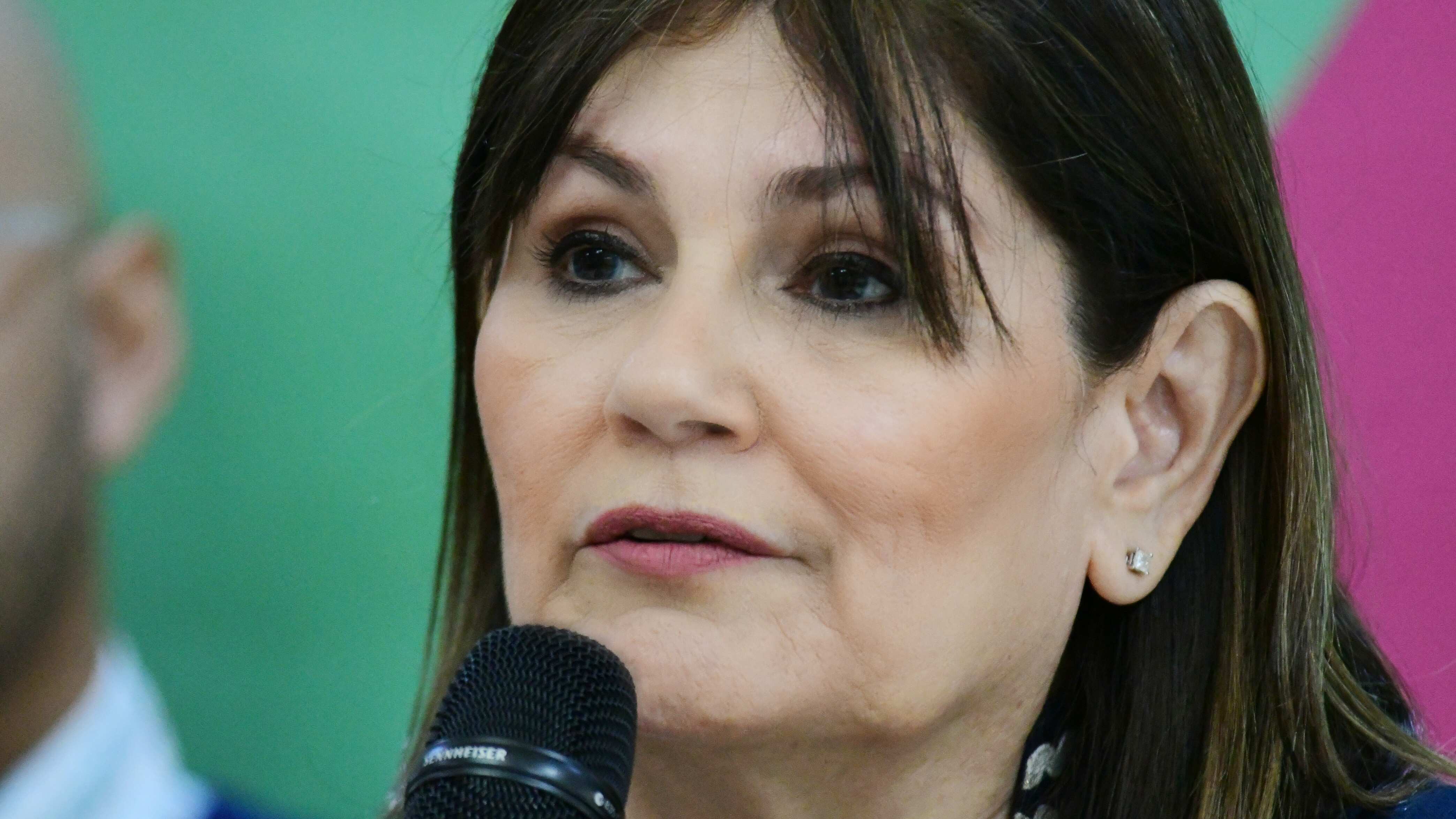principal oficial médico, Iris Cardona