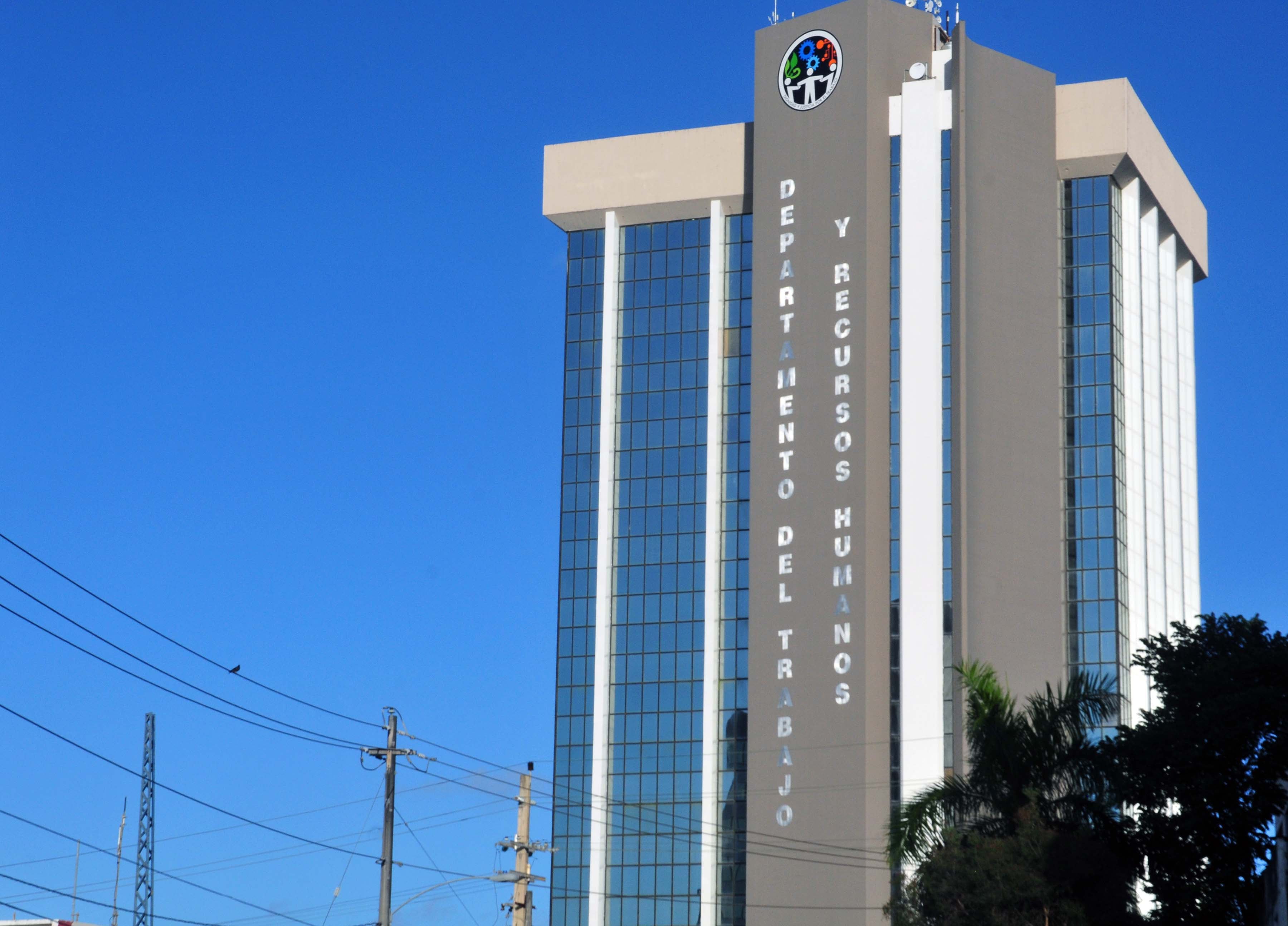 Estabilidad en el desempleo y crecimiento en salud, educación y turismo, revelan datos del Departamento del Trabajo