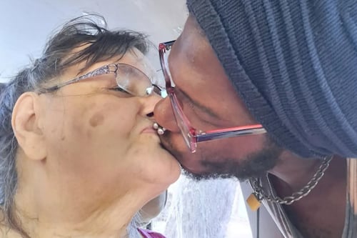 “Le gustan cosas igual que a mi abuela”: hombre de 27 se comprometió con mujer de 74 años