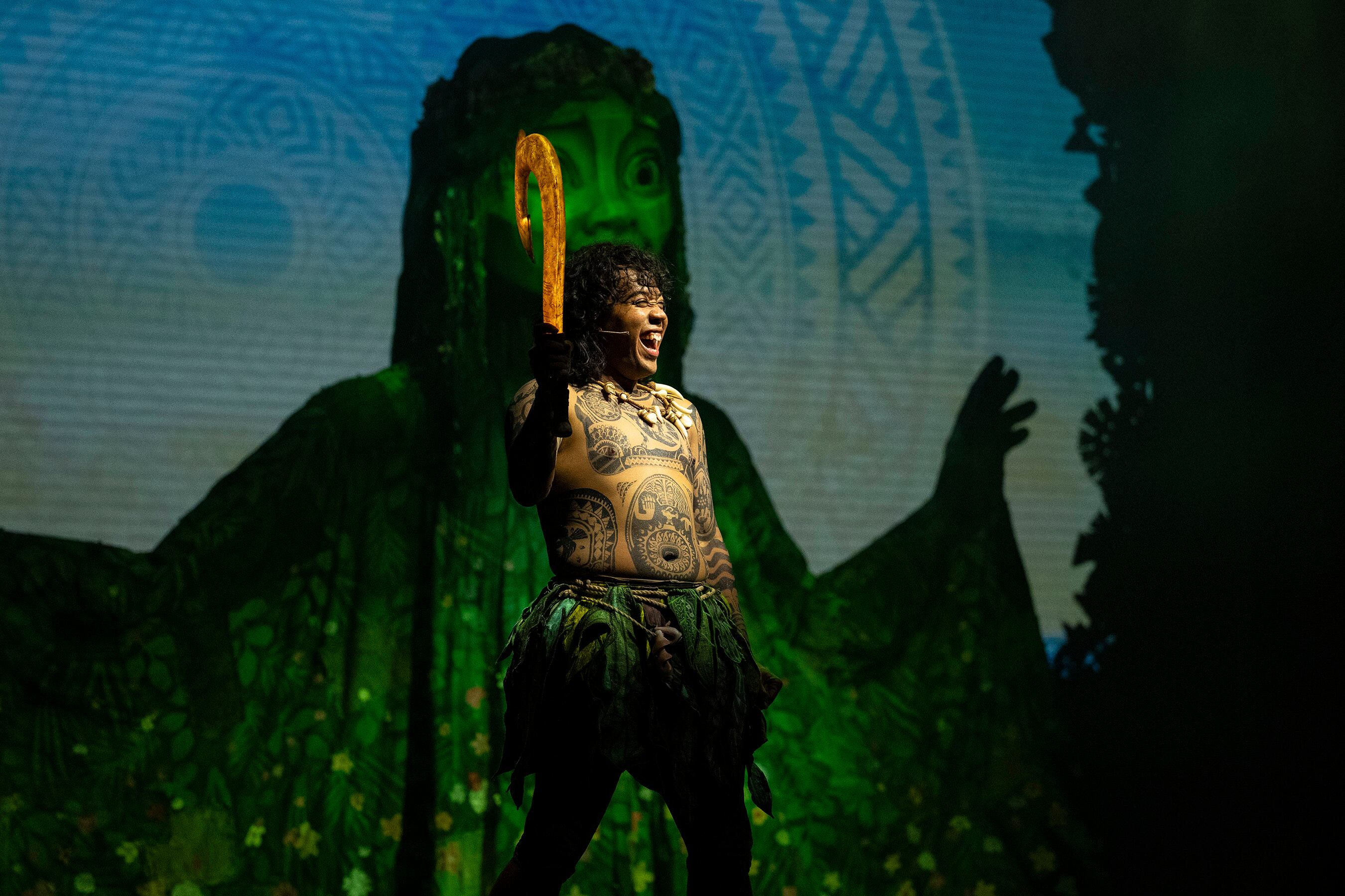 “Disney The Tale of Moana” da vida por primera vez a la historia de aventuras de Moana en el Walt Disney Theatre a bordo del nuevo barco de Disney Cruise Line, el Disney Treasure. Con una escenografía y una música llena de elementos de la cultura de las Islas del Pacífico que inspiran el clásico cuento de iniciación, esta innovadora producción sumergirá al público en una aventura transformadora por tierra y mar. Los visitantes vivirán la historia de Moana como nunca antes, con nuevas canciones, marionetas a gran escala y efectos especiales innovadores.