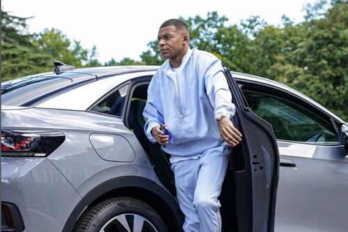 La lujosa colección de autos de Kylian Mbappé pero que no puede conducirlos