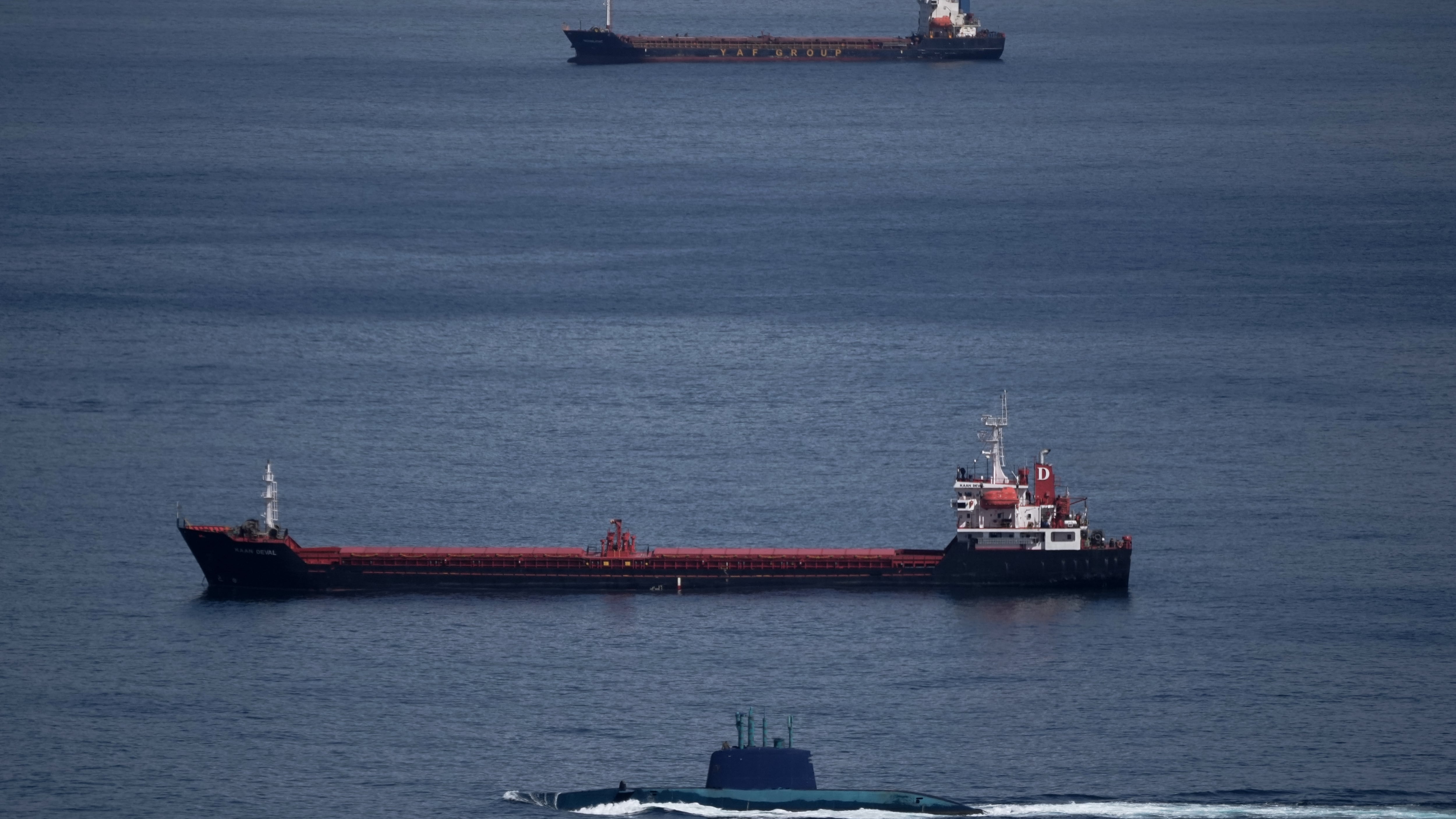 Un submarine israelí en la bahía de Haifa, en el norte de Israel, el sábado 28 de febrero de 2026, después de que Israel emitiera una alerta nacional tras sus ataques contra Irán. (AP Foto/Leo Correa)