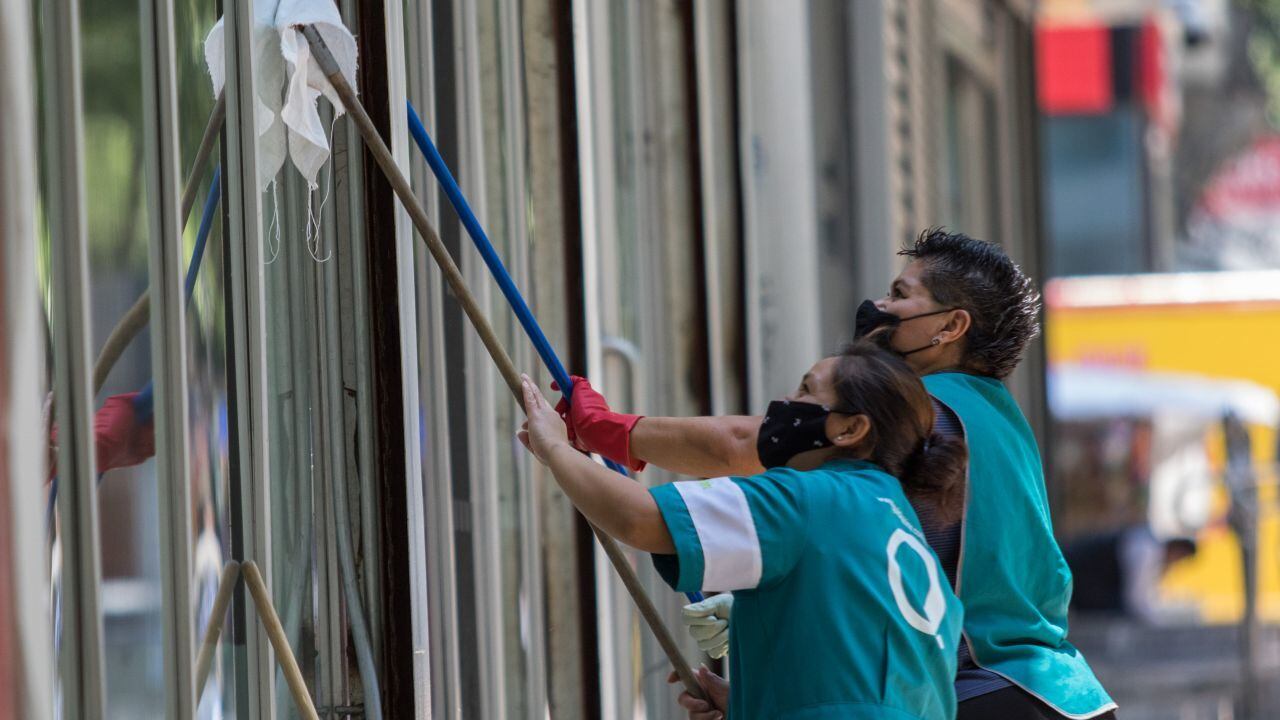 Servicios para empresas, restaurantes, bares y servicios para el hogar son los sectores donde se perdió el mayor número de plazas, tras la reforma contra la subcontratación, reportó el IMSS