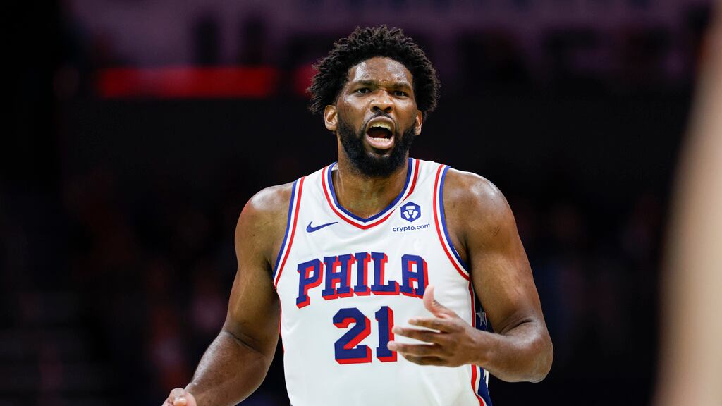 El alero de los 76ers de Filadelfia Joel Embiid discute con un árbitro durante la primera mitad del juego de baloncesto de la NBA ante los Hornets de Charlotte, en Charlotte, Carolina del Norte, el sábado 16 de diciembre de 2023.(AP Foto/Nell Redmond)