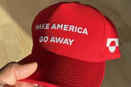 Gorra roja es viral en Groenlandia en rechazo a Estados Unidos y Donald Trump