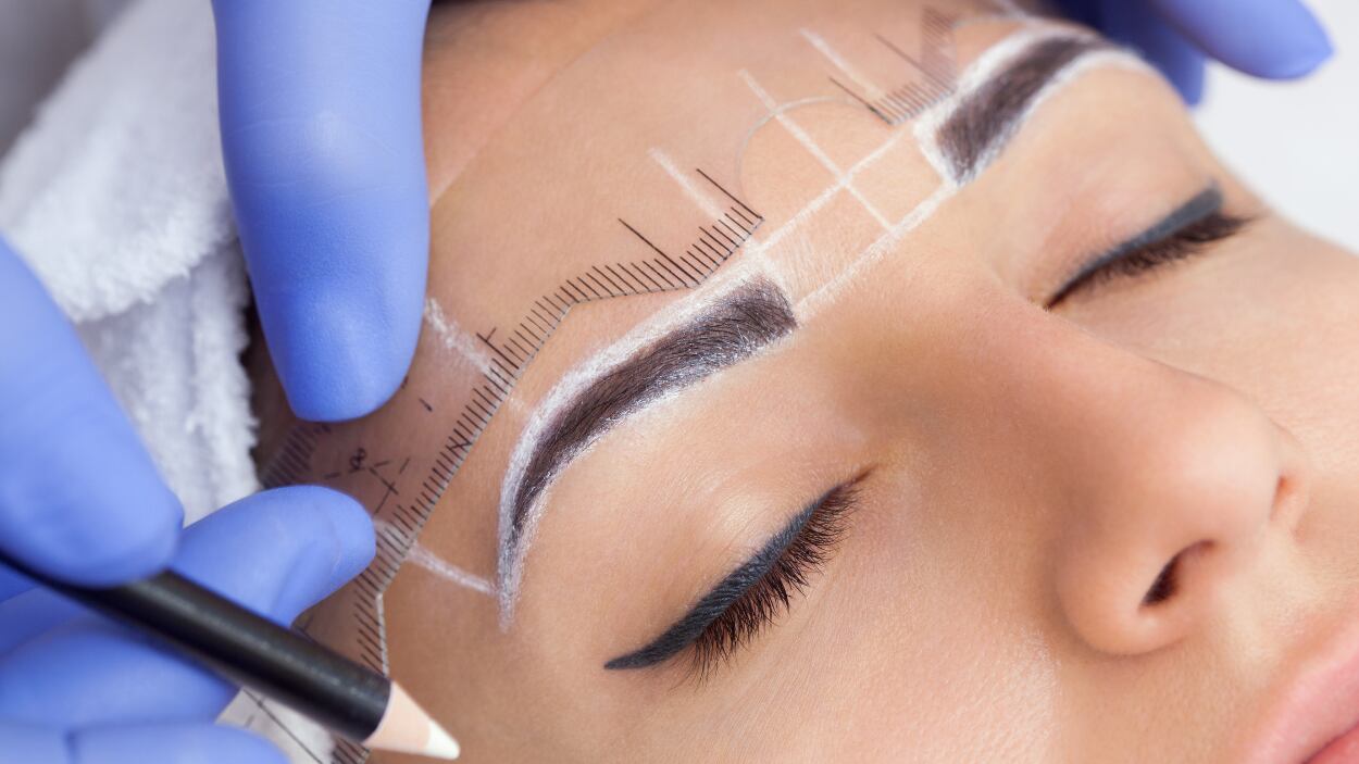 Como una ola de cirugías tendencia han tildado el transplante de cejas.