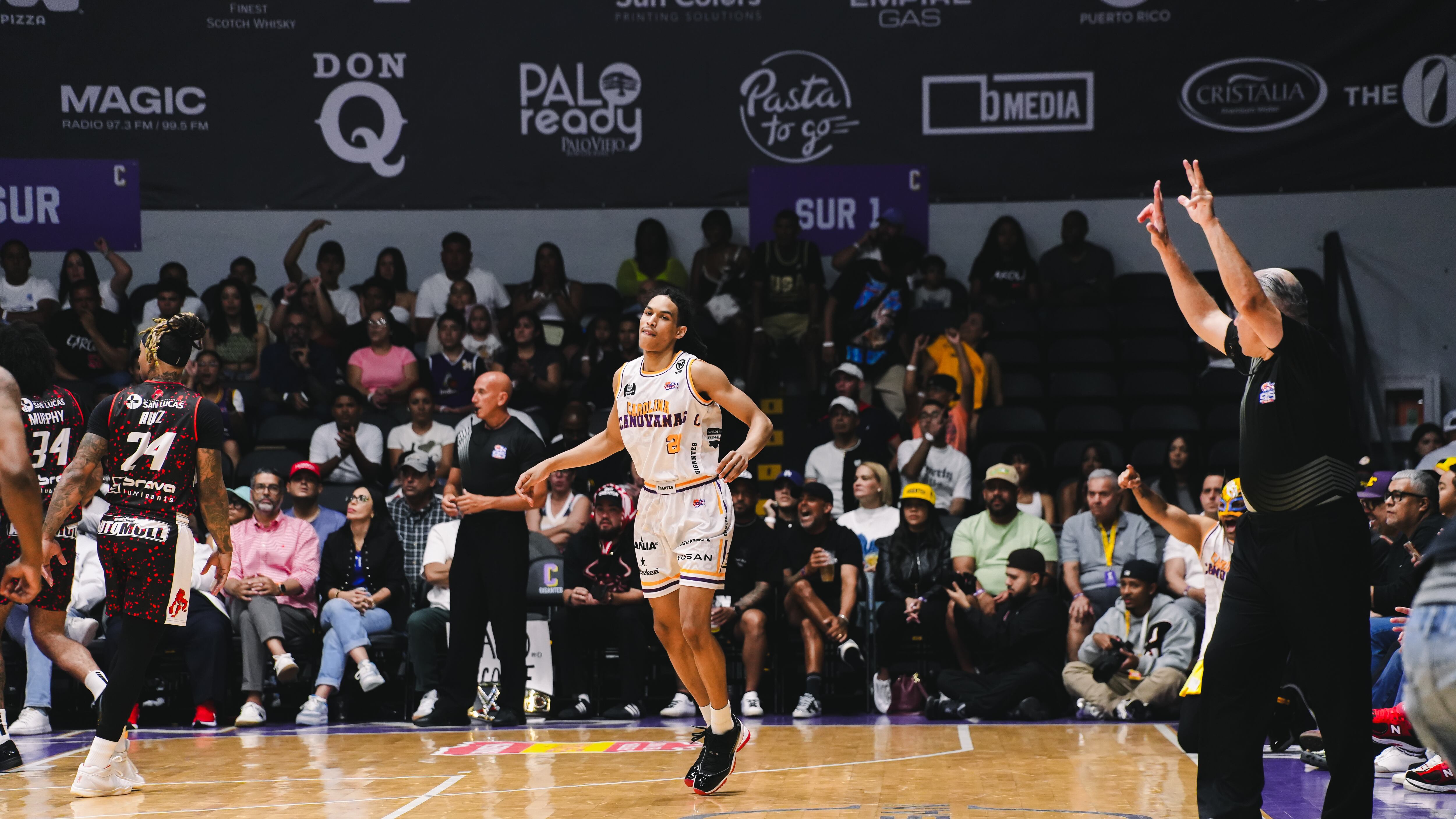 Tory San Antonio luego de conseguir canasto de 3 puntos