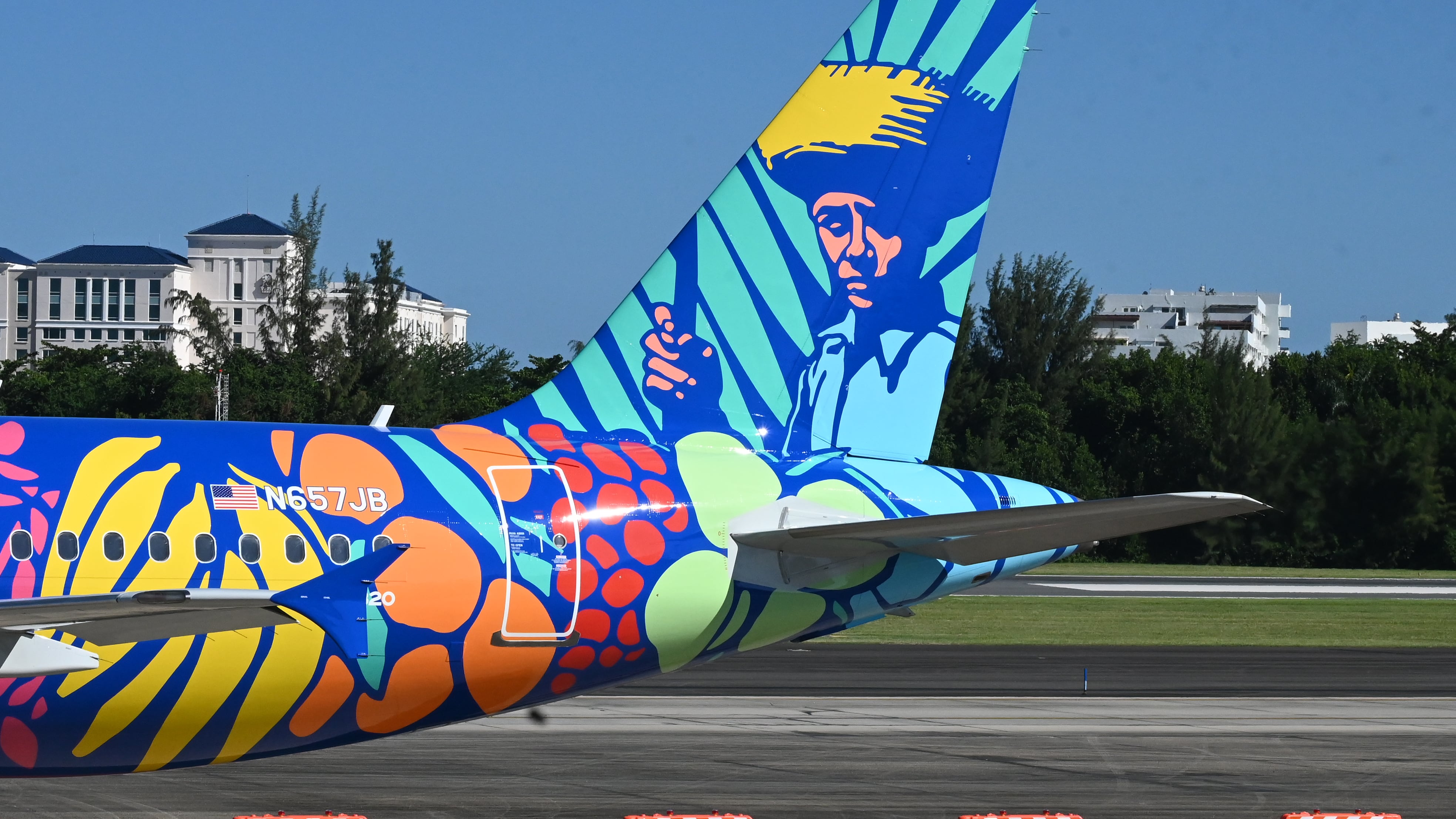 La Aerolínea Jet Blue presenta su nueva librea con diseños del jibarito de Puerto Rico