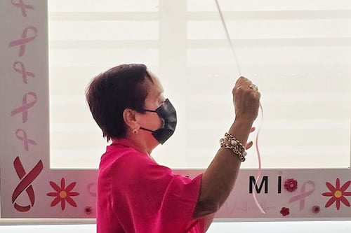 Periodista Zoraida Nelly Torres toca la campana tras completar tratamiento contra el cáncer