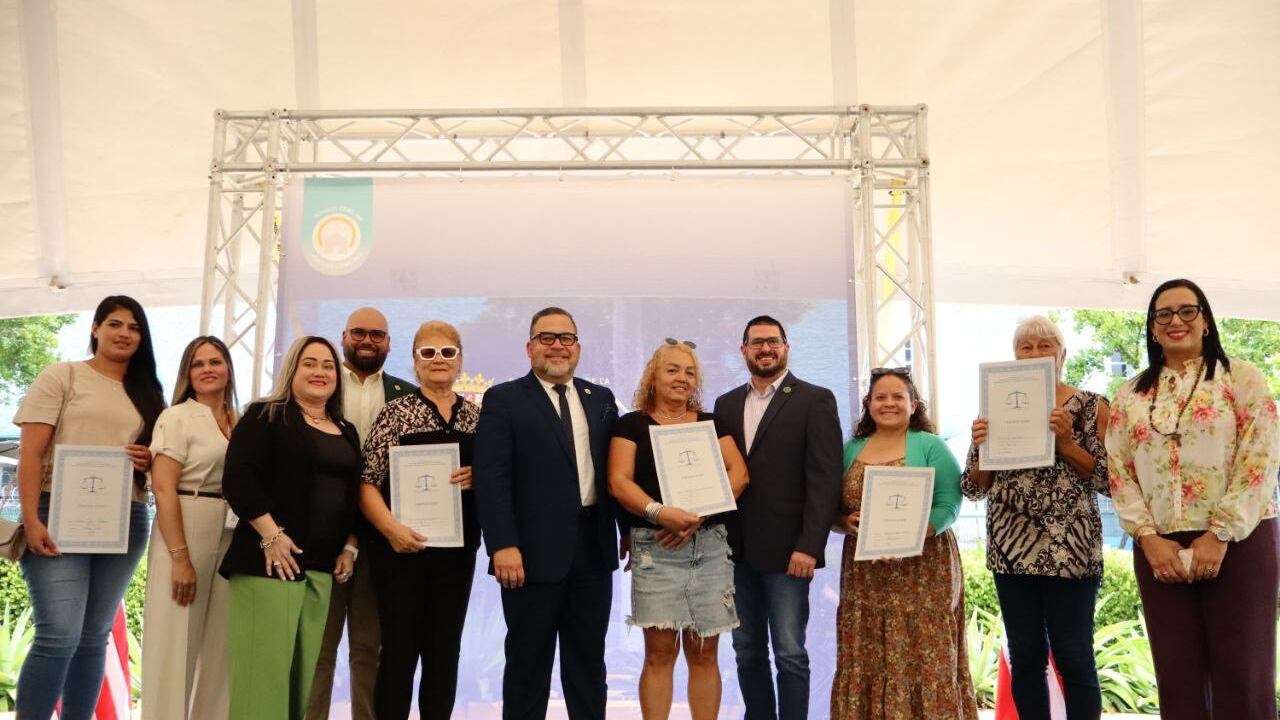 Entregan 90 títulos de propiedad a residentes de 30 municipios.