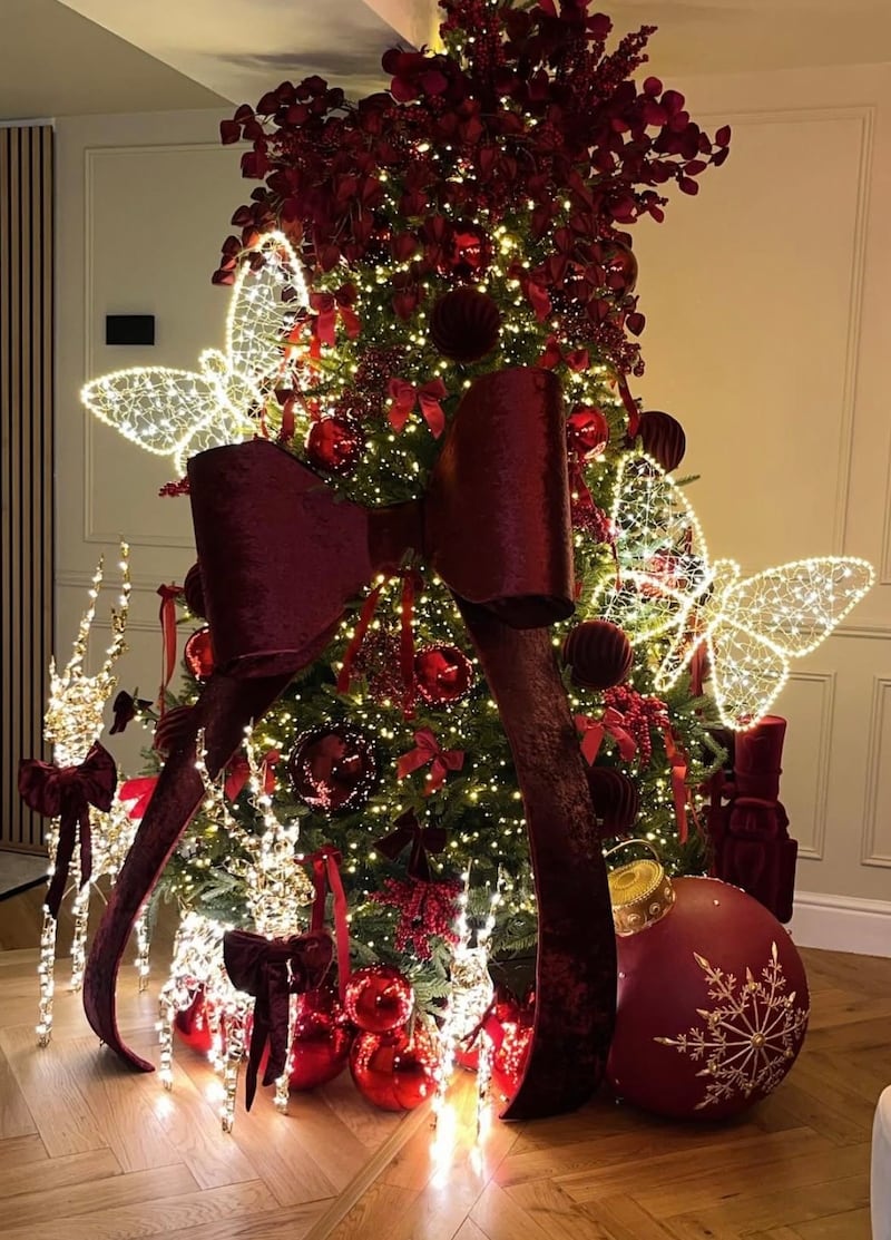 La tendencia “burgundy” de Navidad que promete la decoración más elegante del 2025