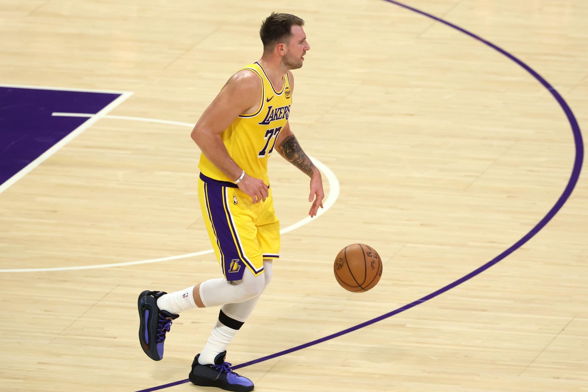 Luka Doncic: Sin fecha de regreso con los Lakers a días de los playoffs de la NBA