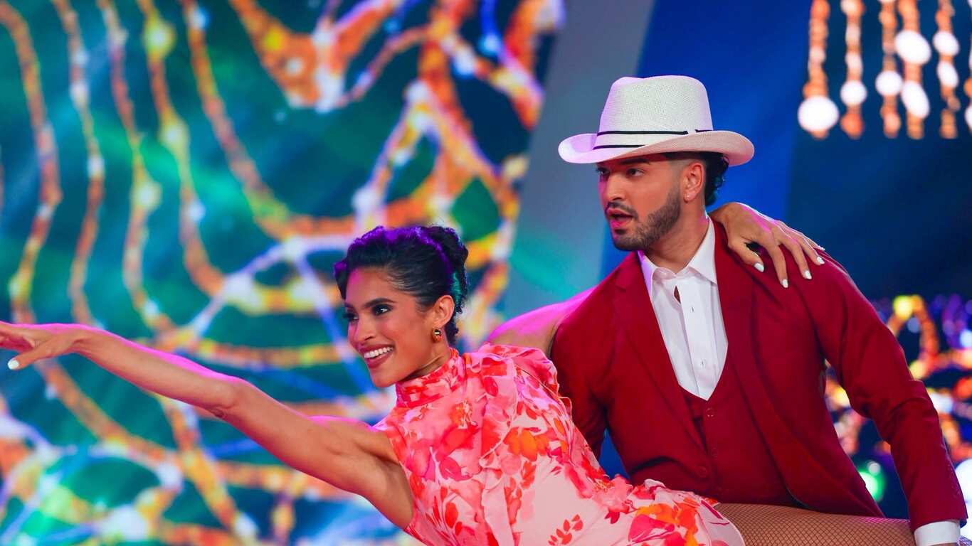 Karla presentó junto a su bailarín José un baile con una mezcla de latin boogaloo y cha-cha.