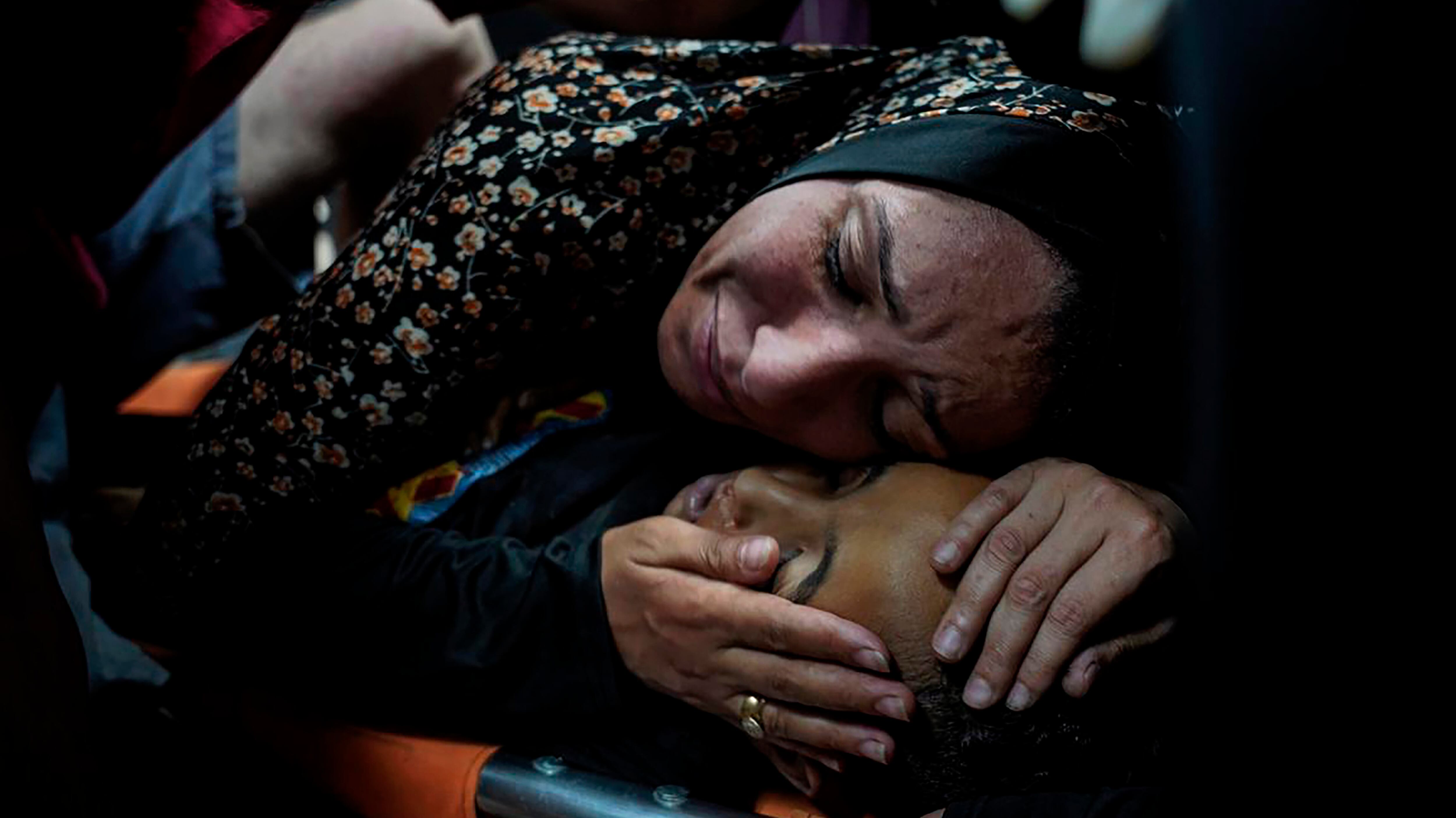 Una mujer palestina llora a su hijo, Mahmoud Essa, de 12 años, asesinado por el bombardeo israelí de la Franja de Gaza, en el Hospital de Al Aqsa en Deir al Balah, en la Franja de Gaza, la madrugada del domingo 12 de mayo de 2024. (AP Foto/Saher Alghorra)