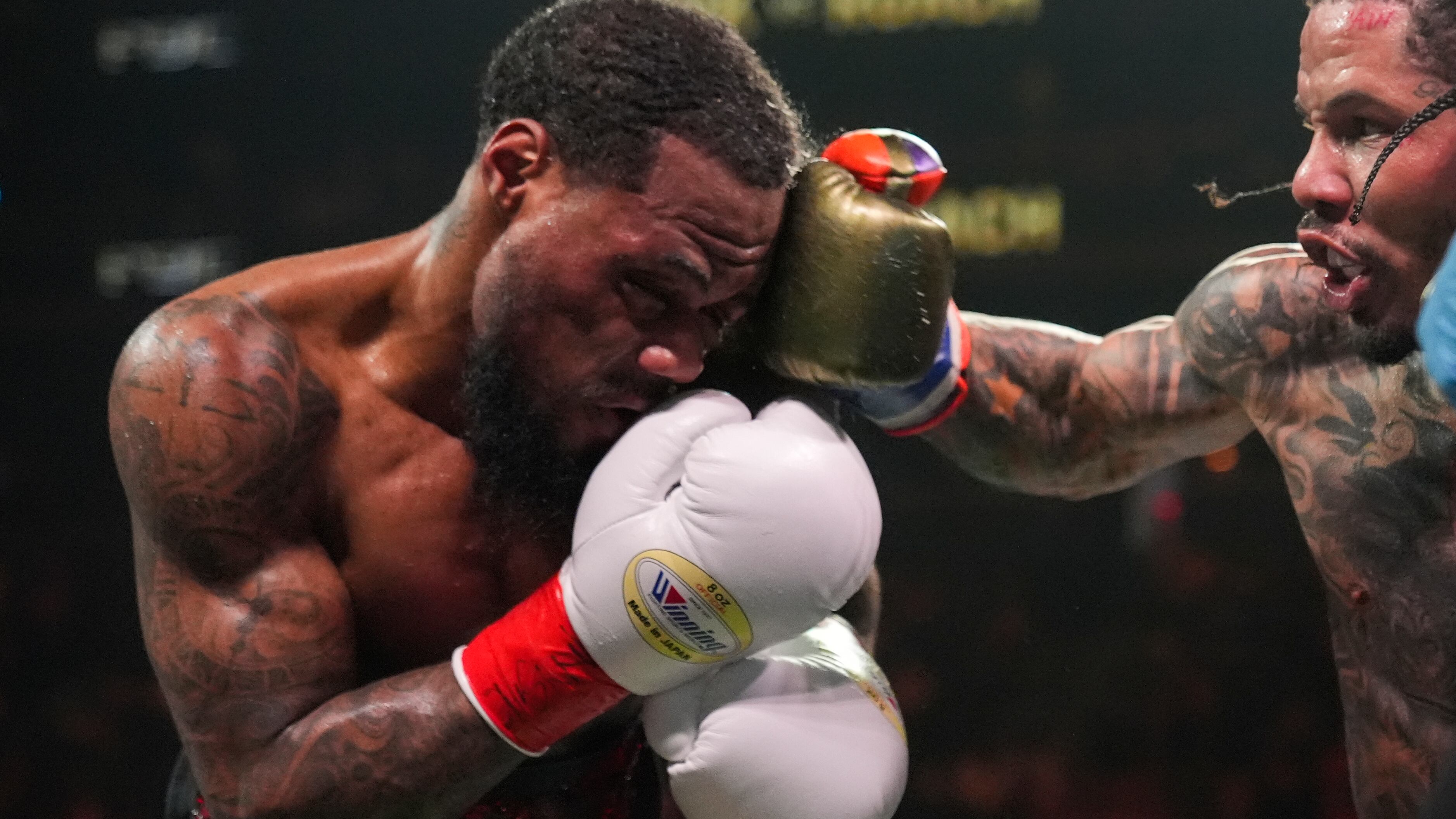 Gervonta Davis golpea a Lamont Roach durante una pelea por el cetro de los ligeros de la Asociación Mundial de Boxeo, el domingo 2 de marzo de 2025, en Nueva York (AP Foto/Frank Franklin II)