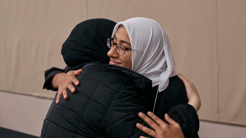 Dos mujeres se abrazan en una reunión de mujeres judías y musulmanas en la Universidad de Rutgers en New Brunswick, Nueva Jersey, el 19 de noviembre de 2023. (Foto AP /Andres Kudacki)