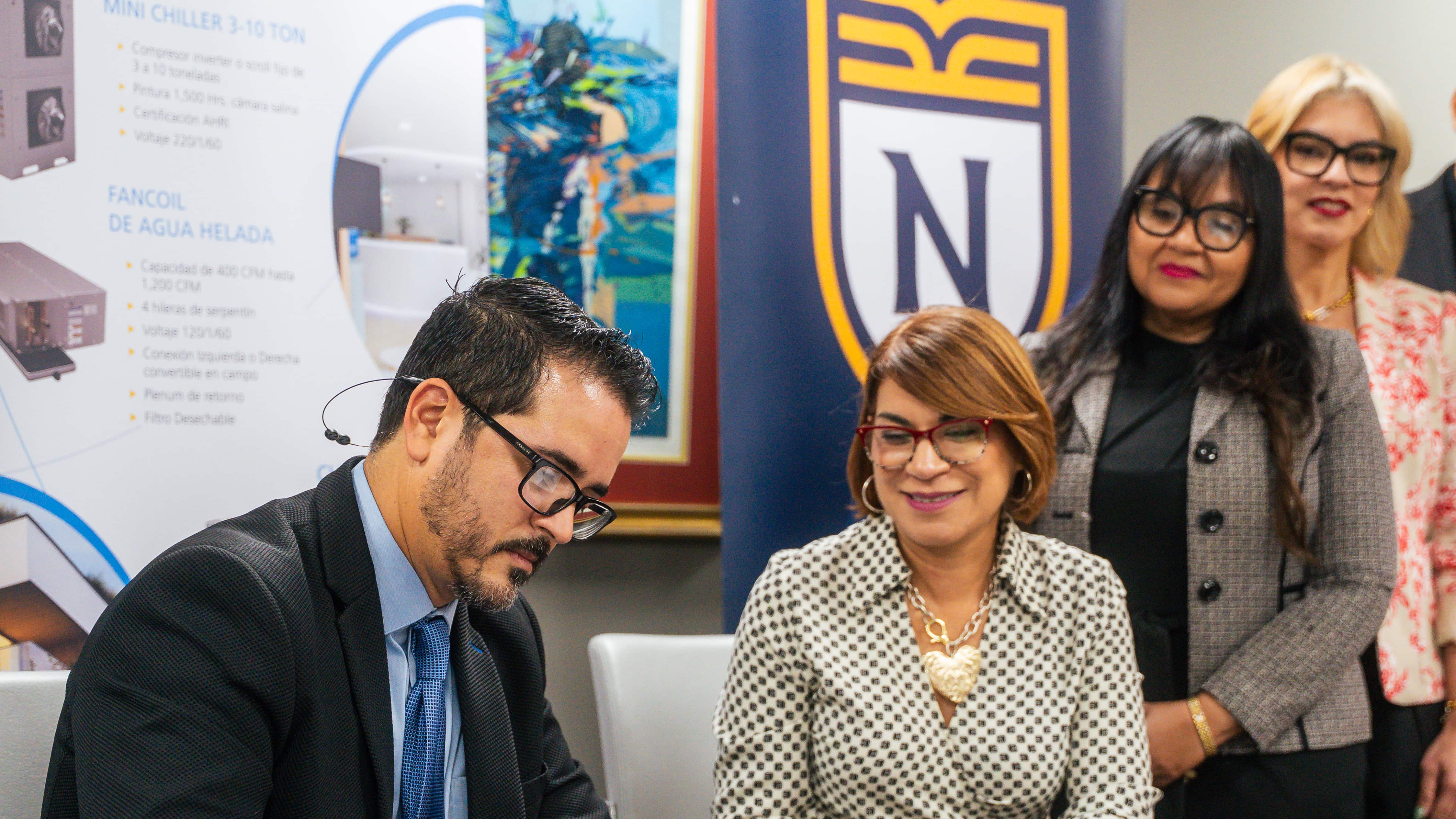 Firma de acuerdo colaborativo.