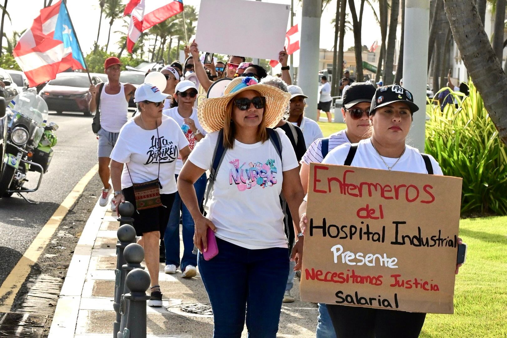 Las enfermeras y enfermeros protestan frente al Capitolio, demandando mejores condiciones de trabajo y salario. Capitolio, San Juan. Metro PR 12 de junio de 2025