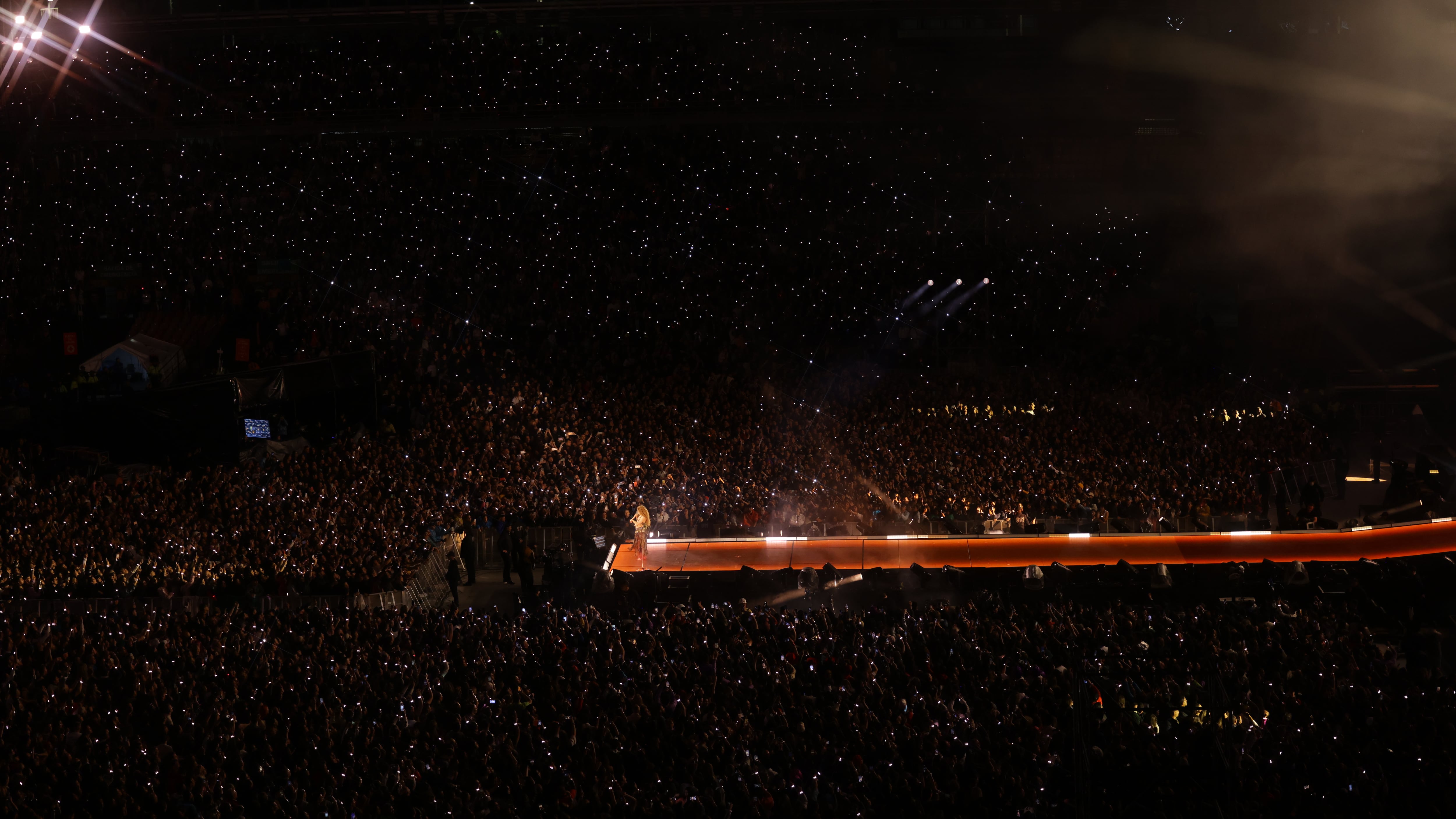 Shakira selló su regreso a México con su primer concierto en Monterrey en el Estadio BBVA, recinto en donde más de 50 mil voces corearon cada una de sus canciones, entre las cuales se encuentran “HipsDon’t Lie”, “La Tortura”, “Soltera”, “Whenever, Wherever”, “Waka Waka”, “Loba”, “BZRP Music Sessions #53”, entre otras. Además de su electrizante show, el público también se sorprendió ante la presencia de personalidades como Andy Benavides y Mariana Rodríguez Cantú.