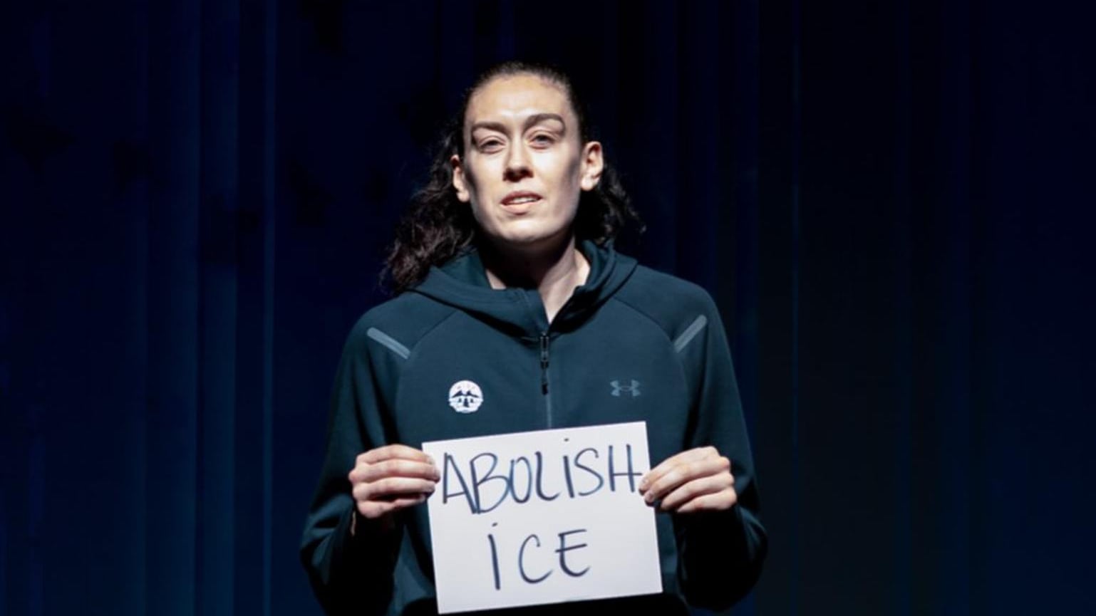 La estrella del baloncesto Breanna Stewart protesta con un letrero contra ICE en Miami