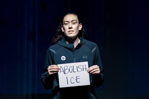 Breanna Stewart protesta con un cartel de “Abolir ICE” tras dos muertes a manos de agentes migratorios en EE. UU.