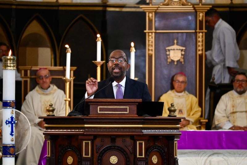 Figuras de la música y el pueblo en general en la Catedral de San Juan