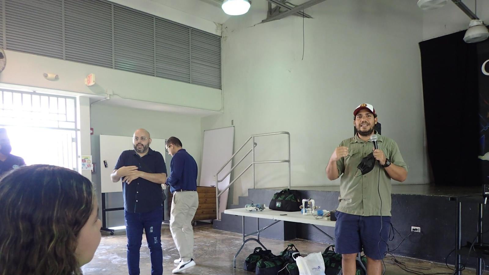 Víctor Luis Gastón Rivera es maestro e intérprete de señas.