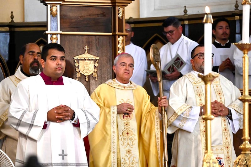 Figuras de la música y el pueblo en general en la Catedral de San Juan