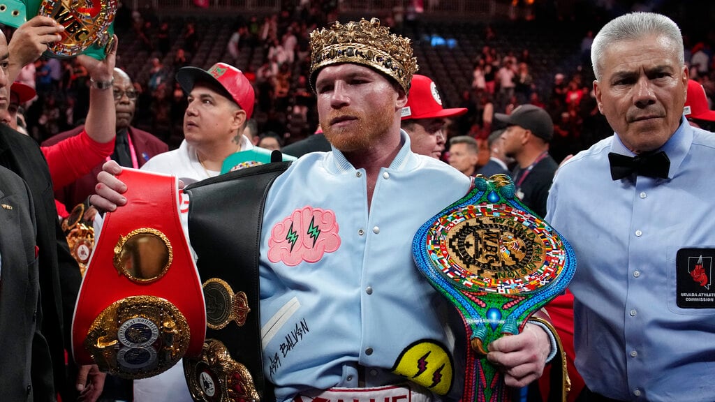 El mexicano Saúl "Canelo" Álvarez, festeja luego de derrotar al kazajo Gennady Golovkin en un combate por los títulos de los supermedianos, el sábado 17 de septiembre de 2022, en Las Vegas (AP Foto/John Locher)