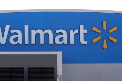 Un muerto en incidente con disparos en Walmart de Carolina