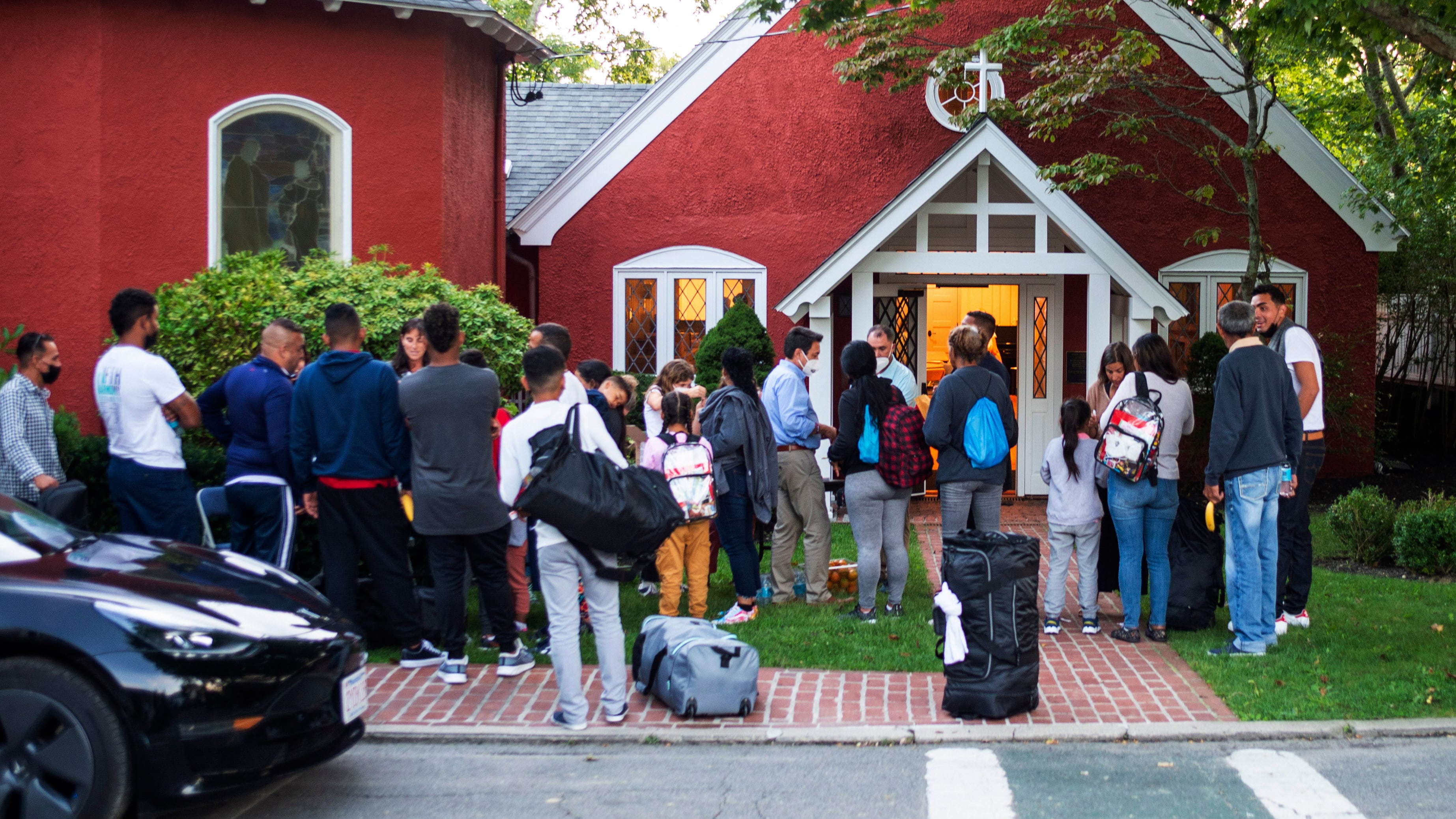 Migrantes se congregan frente a la iglesia episcopal de San Andrés, el 14 de septiembre del 2022, en Martha's Vineyard, Massachusetts.