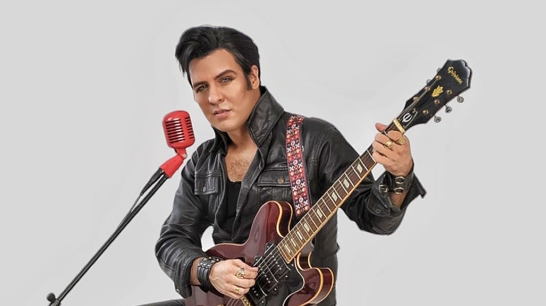 Luis Enrique González como Elvis Presley.