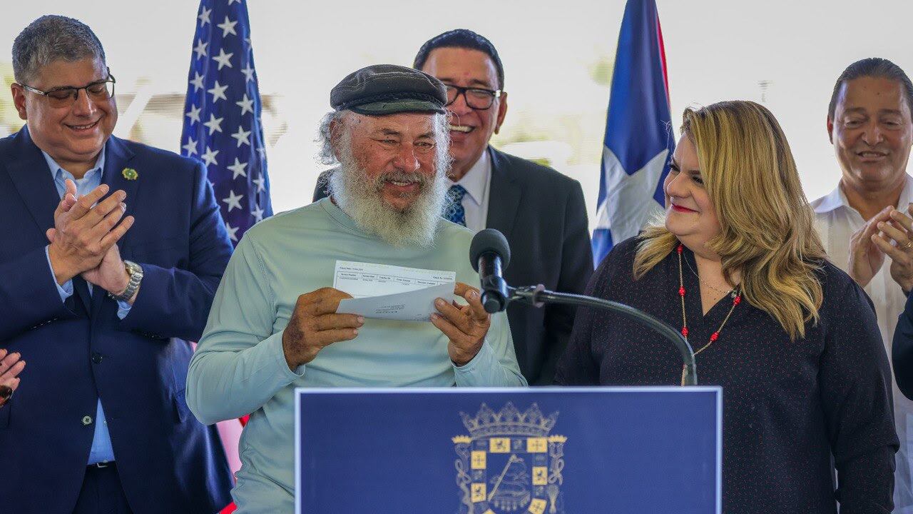 Entregan cheques a pescadores afectados por huracanes Irma y María