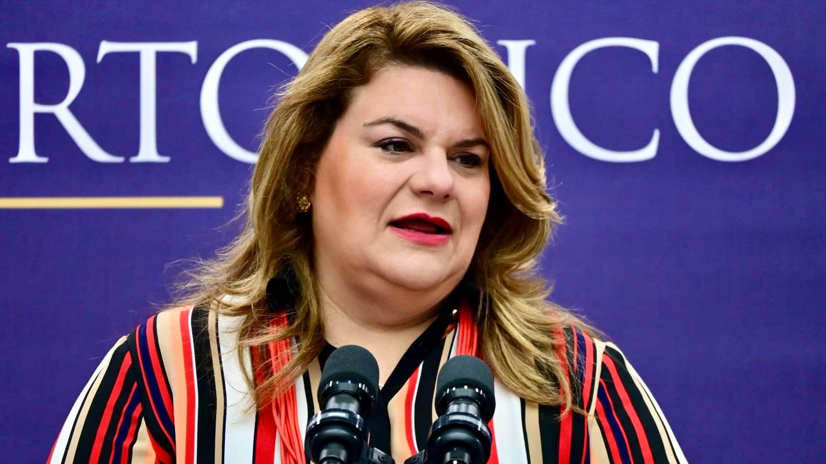 La gobernadora defendió la distribución del rescate financiero distribuido a los municipios tras que alcaldes de diversos partidos alzaron cuestionamientos sobre su insuficiencia, e incluso, supuestas desigualdades en distribuciones motivadas por afiliaciones partidistas.