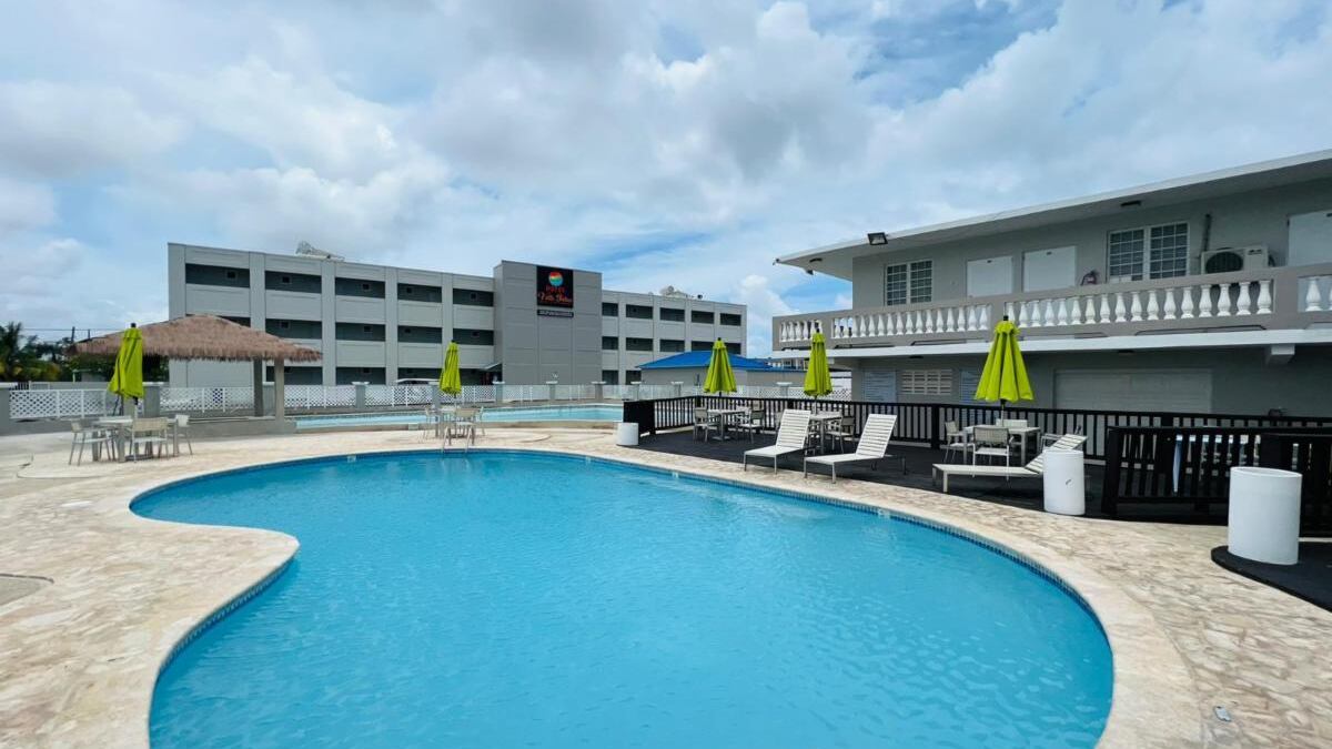 Hotel Vista Bahía en el pueblo de Salinas.