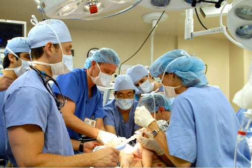 Legislan tope a reclamaciones por impericia médica relacionadas al Covid-19