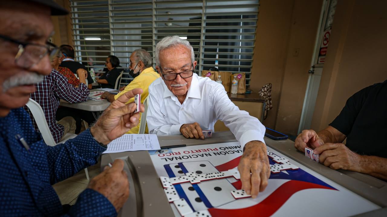 Santos Acosta, de 103 años, y residente de Lajas sale victorioso de competencia de dominó.