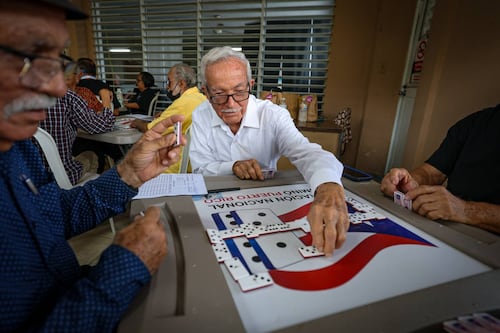 Adulto mayor de 103 años gana competencia de dominó en Lajas