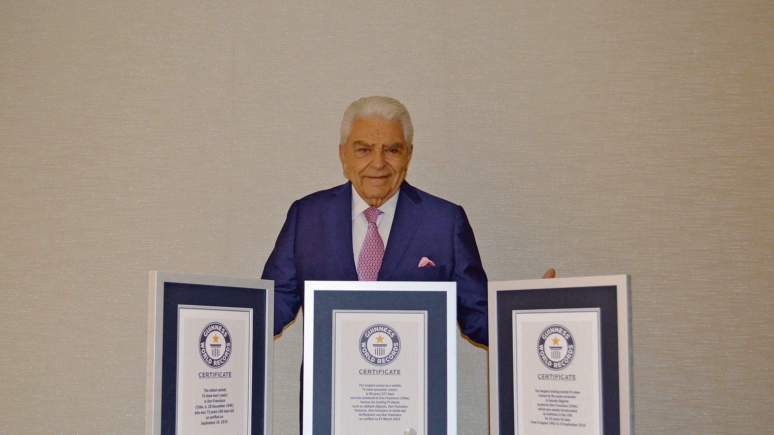 Don Francisco con sus premios de  Guinness World Records.