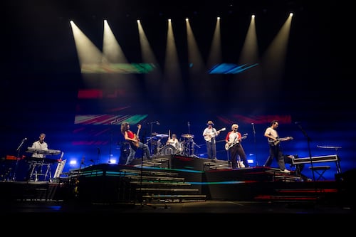 Morat hace vibrar en su debut en el Coliseo de Puerto Rico con el espectáculo “Asuntos Pendientes”