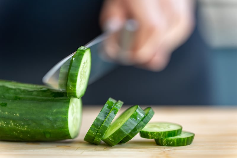 Las propiedades del pepino favorecen la pérdida de peso, ayudan a mantener el organismo hidratado y mejoran el funcionamiento intestinal. Foto: Freepik.