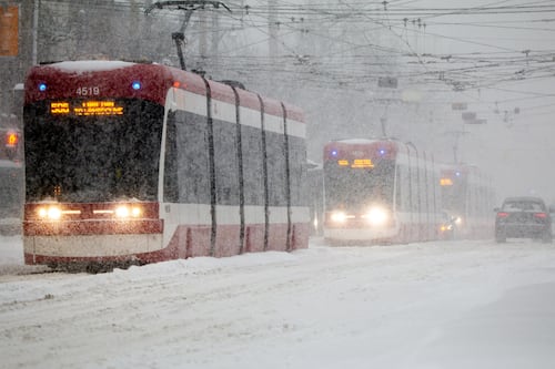 Toronto queda paralizada tras una nevada histórica de casi 2 pies y frío extremo