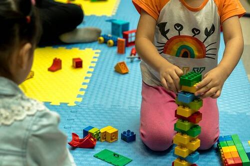 Capturan a mujer que dejó que abusaran de su hija de cinco años