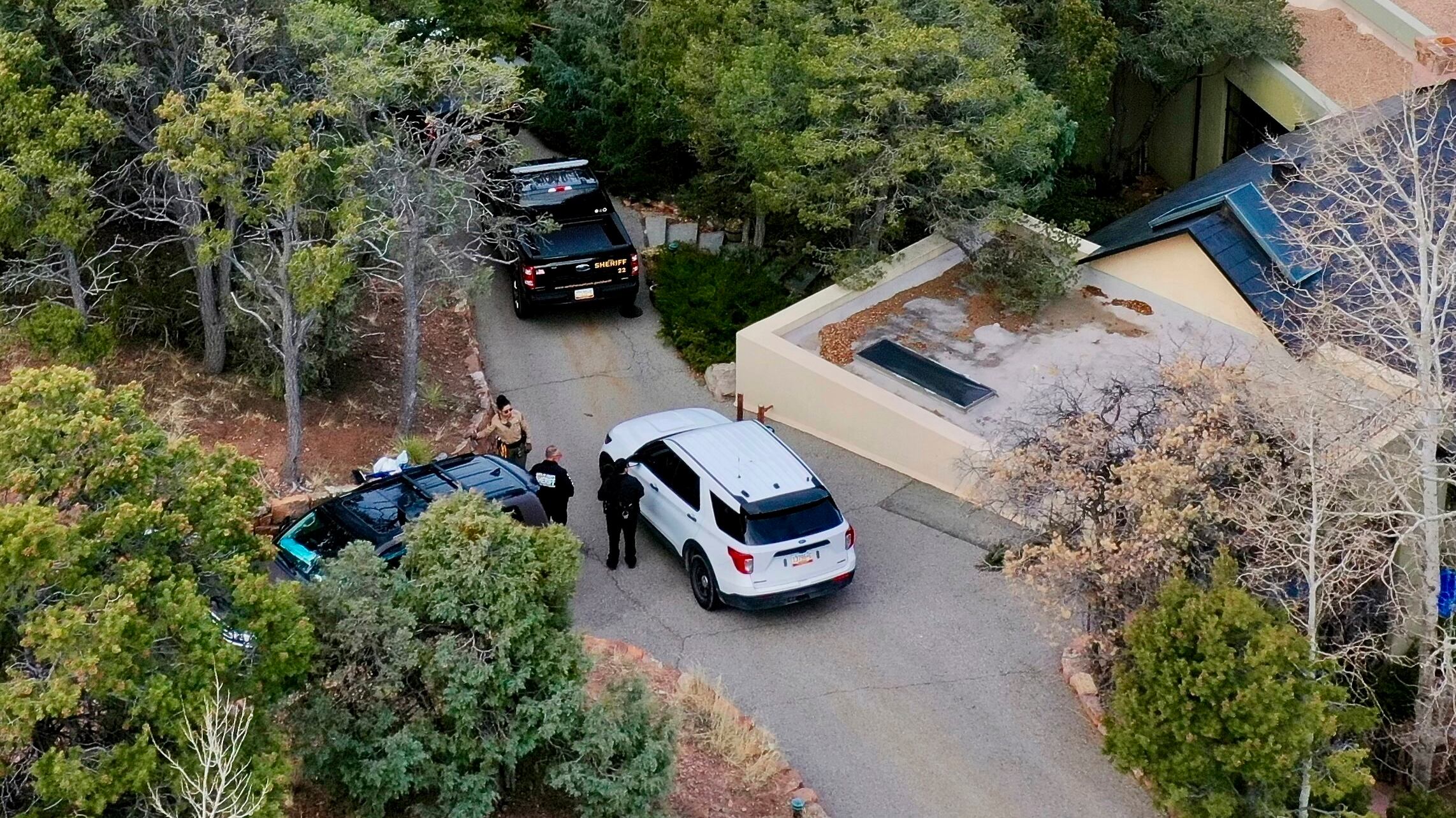 Policías se congregan afuera del hogar del actor Gene Hackman el jueves 27 de febrero de 2025 en Santa Fe, Nuevo México. Hackman, su esposa Betsy Arakawa y su perro fueron encontrados muertos en la propiedad un día antes. (AP Foto/Roberto Rosales)