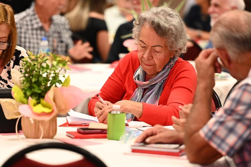 Adulto mayor en el encuentro organizado por AARP.