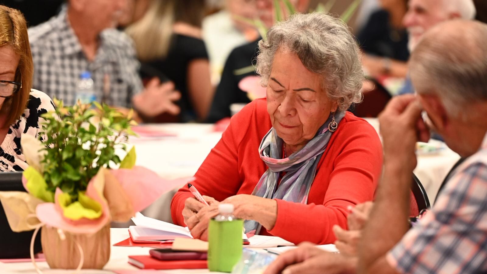 Adulto mayor en el encuentro organizado por AARP.
