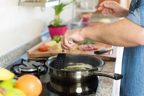 Si comes alimentos en mal estado puedes sufrir botulismo